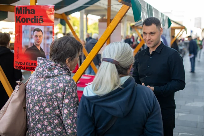 Kordiševi somišljeniki svoj optimizem, da jim bo uspelo zbrati dovolj podpisov za razpis referenduma, gradijo na oceni, da militaristične politike slovenske vlade večina državljanov ne podpira. FOTO: Voranc Vogel/Delo