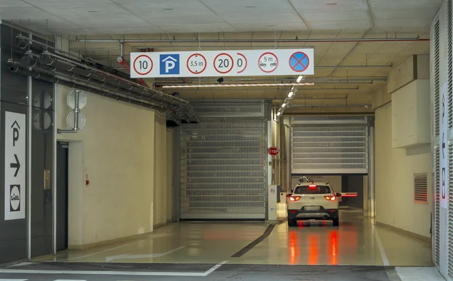 V sodobni poslovno-stanovanjski stavbi Šumi v Ljubljani je na voljo javna garažna hiša, odprta 24 ur na dan, kjer lahko parkirajo avtomobili in motorna kolesa. FOTO: Jože Suhadolnik