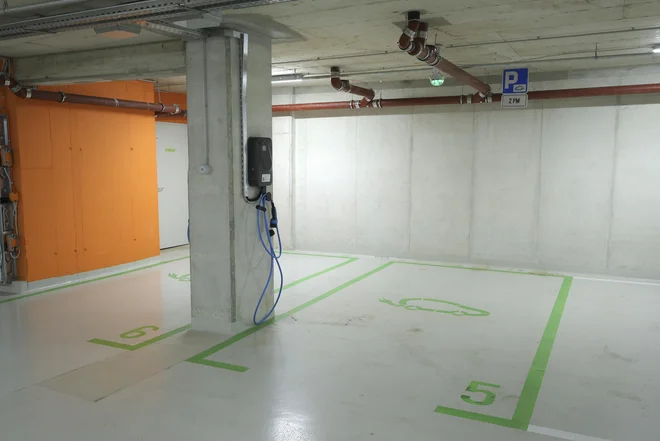 Najcenejša parkirna hiša v središču mesta je opremljena tudi s polnilnicami za električna vozila. FOTO: Jože Suhadolnik