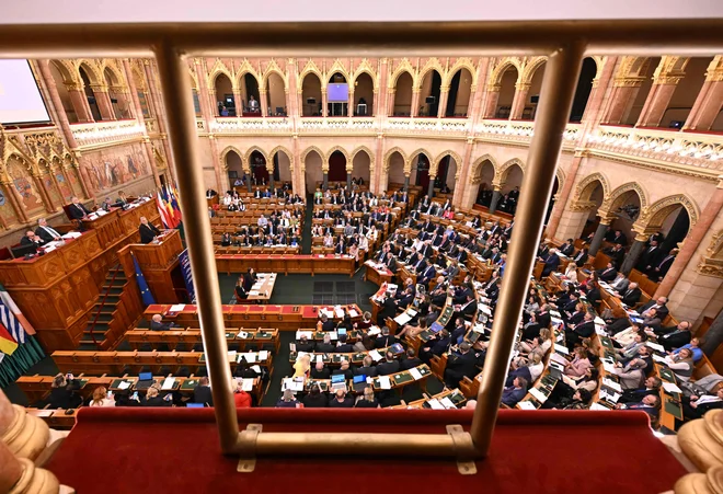 Stranka Fidesz madžarskega premiera Viktorja Orbána je v parlamentarni postopek vložila predlog zakona, ki bi izvršni oblasti podelil široka pooblastila za nadzor, omejevanje, finančno kaznovanje in celo potencialno prepoved delovanja organizacij, ki bi jih vlada ocenila kot grožnjo nacionalni suverenosti. FOTO: Attila Kisbenedek/AFP