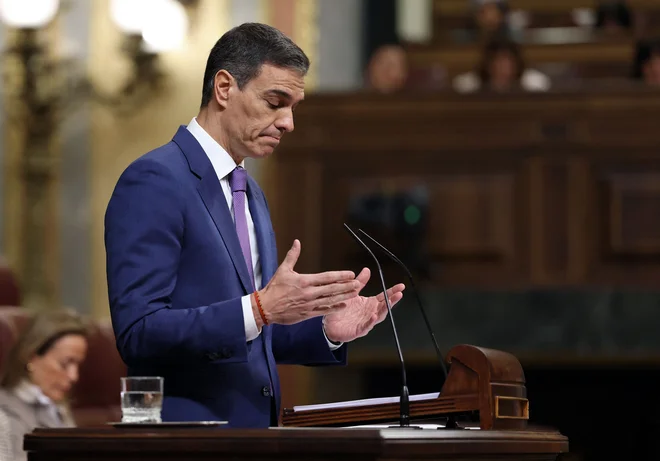 Javierja Lambána (nekdanjega predsednika Aragonije) je Sánchez označil za »petarda« (v prevodu to dobesedno pomeni petarda, v prenesenem pomenu pa je to izraz za nesposobneža ali bedaka, v slovenščini bi to lahko prevedli kot prdec), Emilianu Garcíi-Pageu (predsedniku Kastilje - La Manče) pa naroča, naj »neha biti takšen težak«. FOTO: Thomas Coex/AFP