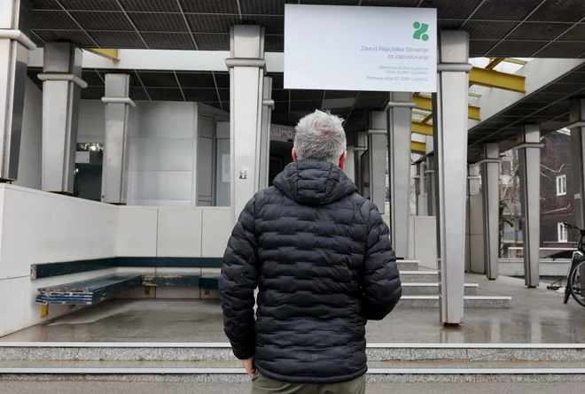 Ena ključnih točk razhajanj je zvišanje nadomestila za brezposelnost. Foto Blaž Samec