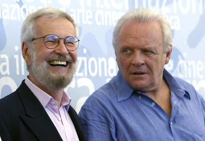Anthony Hopkins (desno) in Benton na beneškem filmskem festivalu. FOTO: Vincenzo Pinto/AFP