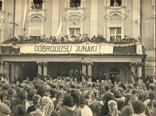 Proslava osvoboditve pred celjsko mestno hišo, 13. maja 1945. FOTO: Josip Pelikan, hrani MNZC