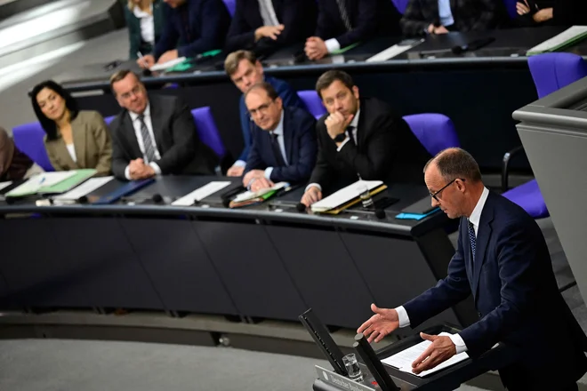Kancler Friedrich Merz s prvim vladnim nagovorom ni požel navdušenja. FOTO: John Macdougall/AFP