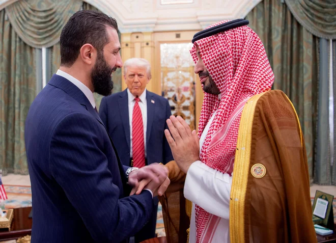 Prvemu srečanju ameriškega predsednika Donalda Trumpa s sirskim voditeljem Ahmedom al Šaro je prisostvoval savdski prestolonaslednik Mohamed bin Salman. FOTO: Bandar Al-Jaloud/AFP