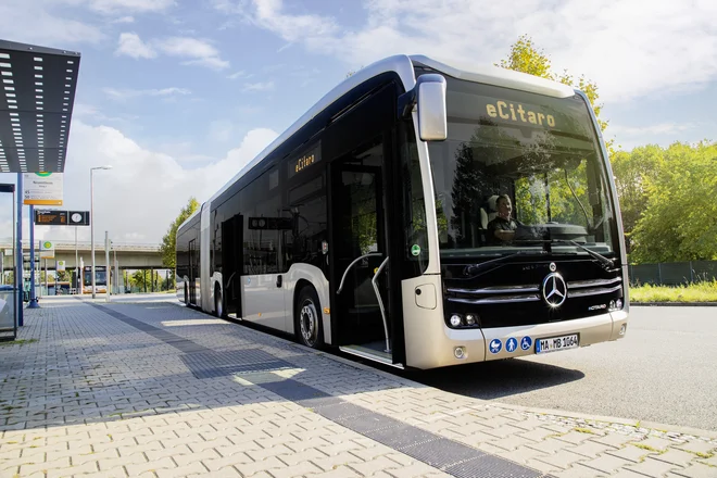 Evropska mesta čedalje pogosteje naročajo povsem električne avtobuse.
FOTO: Daimler Truck