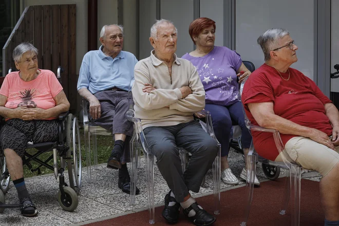 Klicni center je sicer že pred uradnim začetkom prejel približno 250 klicev, med katerimi je bilo največ zanimanja za pomoč pri konkretnih primerih, predvsem od upokojencev, ki si želijo postati oskrbovalci svojih družinskih članov. FOTO: Jože Suhadolnik/Delo