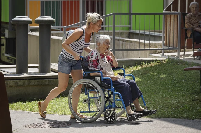 Posebno veselje med klicatelji je povzročila novica, da bodo od 1. julija lahko starejšim in težje gibljivim osebam na domu nudili pomoč zunanji izvajalci. FOTO: Jože Suhadolnik/Delo