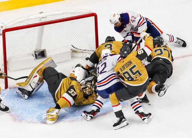 Vratar Las Vegasa Adin Hill je zbral 31 obramb. FOTO: Ethan Miller/Getty Images Via Afp