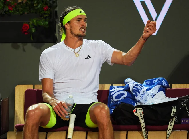 Alexander Zverev se je med tekmo jezil nad žogicami. FOTO: Aleksandra Szmigiel/Reuters