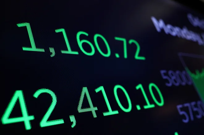 Na svetovnih delniških trgih se nadaljuje izjemno močan odboj, osrednji ameriški delniški indeks S&P 500 je od dna, ki ga je dosegel v aprilu, pridobil 22 odstotkov. Foto Brendan Mcdermid/Reuters