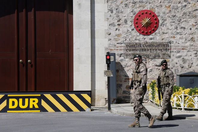 Oči svetovne javnosti so uprte v urad turškega predsednika, kjer naj bi se začela pogajanja med ukrajinsko in rusko delagacijo. FOTO: Leonhard Foeger/Reuters