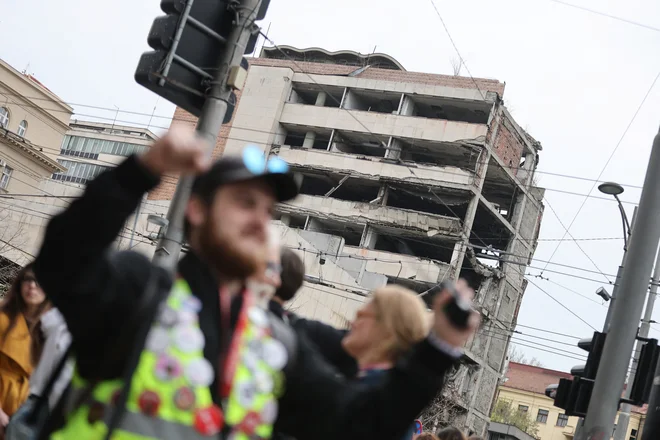 Strokovnjaki za etiko opozarjajo, da vpletenost tujih vlad v takšne nepremičninske in kriptovalutne posle ustvarja videz korupcije ali vsaj posebne obravnave za predsednikovo družino. FOTO: Djordje Kojadinovic/Reuters