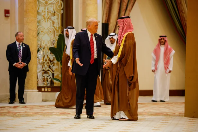 Ameriški predsednik med pogovorom s savdskim prestolonaslednikom Mohamedom bin Salmanom v Rijadu FOTO: Brian Snyder/Reuters
