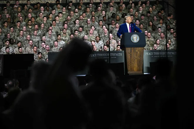 Trump je med turnejo obiskal tudi ameriško vojaško bazo Al Udeid v Katarju FOTO: Brendan Smialowski/Afp