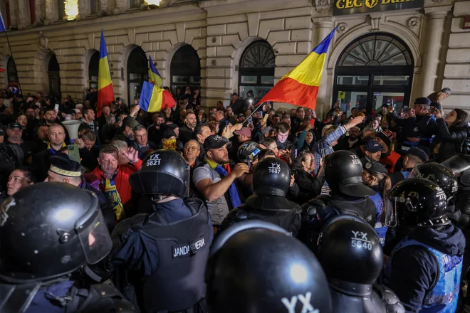 Ozračje pred nedeljskim glasovanjem dodatno bremeni grenak spomin na dogodke lanskoletnega novembra. Takrat so bile prvotne predsedniške volitve razveljavljene, potem ko so javno objavljeni dokumenti romunske obveščevalne službe razkrili sumljive okoliščine.  FOTO: George Calin/Reuters