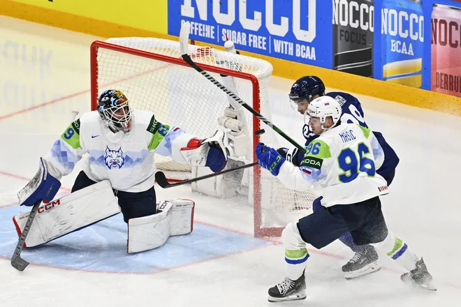 Finski hokejisti so z vseh strani oblegali vrata slovenskega moštva. FOTO: Anders Wiklund/AFP