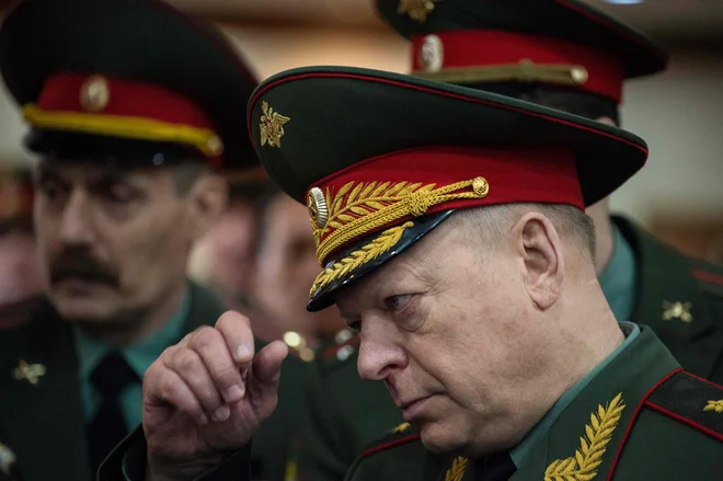 Odstavljeni Oleg Saljukov je še pred manj kot tednom dni skupaj z obrambnim ministrom Andrejem Belousovom vodil vojaško parado na Rdečem trgu. FOTO: Roberto Schmidt/AFP