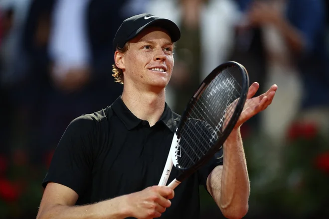Jannik Sinner med prisilnim premorom ni izgubil forme. Foto Guglielmo Mangiapane/Reuters