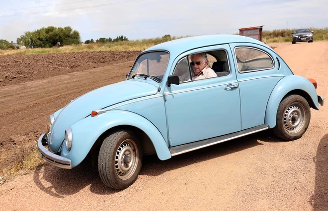 Tudi med predsedniškim mandatom je Pepe Mujica ostal vzor skromnosti in se je naokoli prevažal v starem Volkswagnovem hrošču. FOTO: Pablo Bielli/AFP