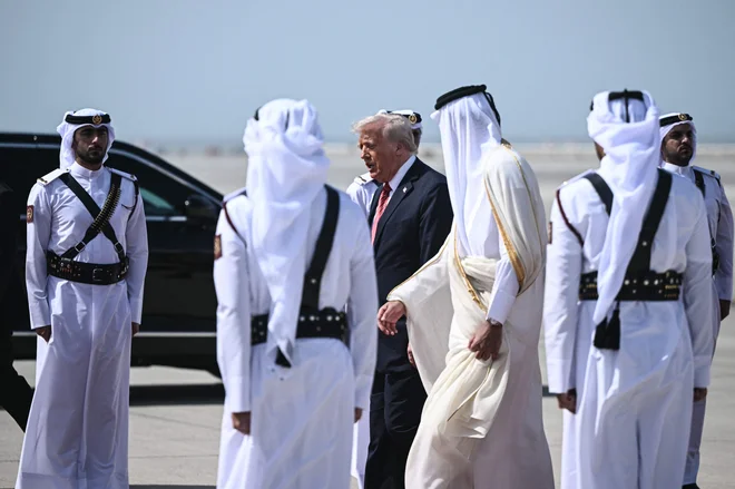 Katarski emir Tamim bin Hamad al Tani (drugi z desne) je Donalda Trumpa v sredo sprejel v Dohi. FOTO: Brendan Smialowski/AFP