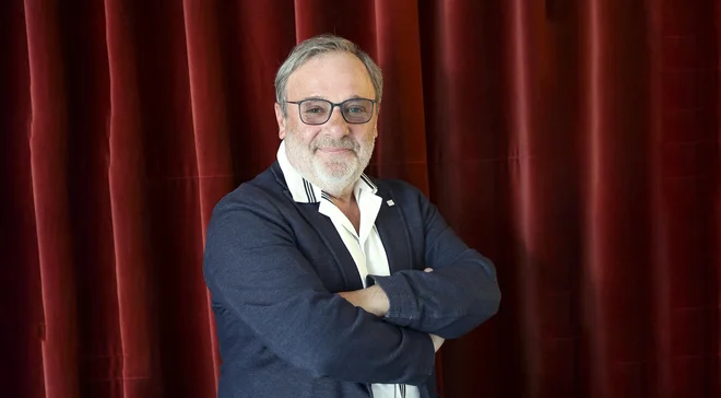 »Sem član mlade družine, ne morem blefirati, da imam otroke, stare 35 let, ki mi bodo nosili hrano in mi prispevali še k penziji. Aktiven bom še kar nekaj let, saj sem začel dokaj pozno delati,« napoveduje prvak ljubljanske Drame. FOTO: Jože Suhadolnik
