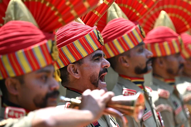 Pripadniki indijskih obmejnih varnostnih sil med pogrebom svojega tovariša, ubitega v medsebojnem obstreljevanju med pakistanskimi in indijskimi enotami. FOTO: Money Sharma/AFP