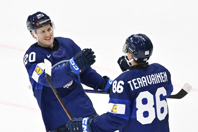 Eeli Tolvanen (levo) in Teuvo Teräväinen sta se odlično ujela v udarnem finskem napadu. FOTO: Anders Wiklund/AFP