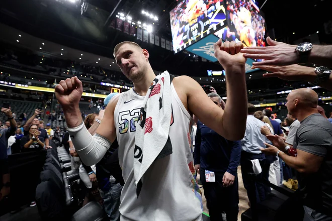 Nikola Jokić je pred domačimi navijači zrežiral tretjo zmago Denverja in izsilil sedmo tekmo. FOTO: Matthew Stockman/AFP