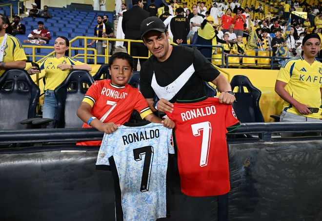 Ronaldovi dresi se še vedno prodajajo za med. FOTO: Reuters