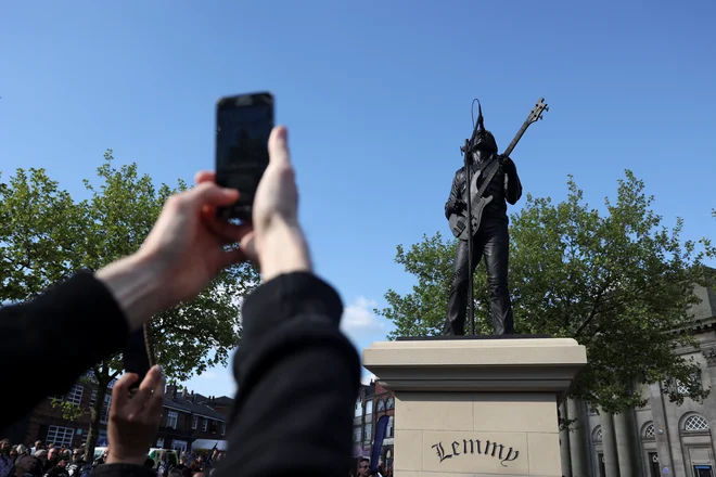 Tisto, kar nam v Sloveniji manjka, domišljije, lahko pridobimo z branjem, je leta 2005 ugotavljal danes v bron odliti rocker. FOTO: Temilade Adelaja/Reuters