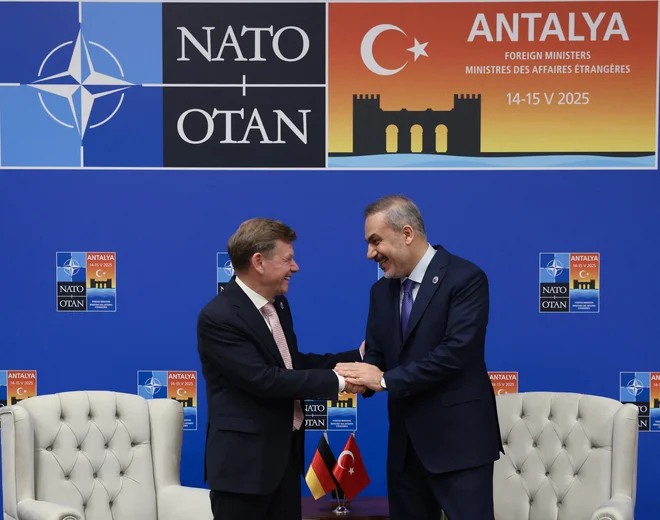 Nemški zunanji minister Johann Wadephul (na sliki levo) je prepričan, da bi morali za obrambo nameniti pet odstotkov BDP, kar zahtevajo tudi v ameriški administraciji. Izjava je vnesla nemalo nemira v vlado. FOTO: AFP