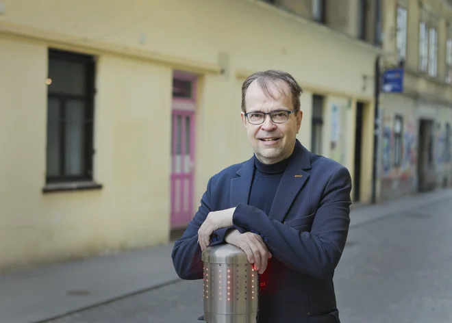Kristján Kristjánsson: Šole literature in umetnosti žal praviloma ne poučujejo na način, ki bi mladim ponujal oporo pri razcvetu ali jim pomagal pri sprejemanju odločitev. FOTO: Jože Suhadolnik/Delo