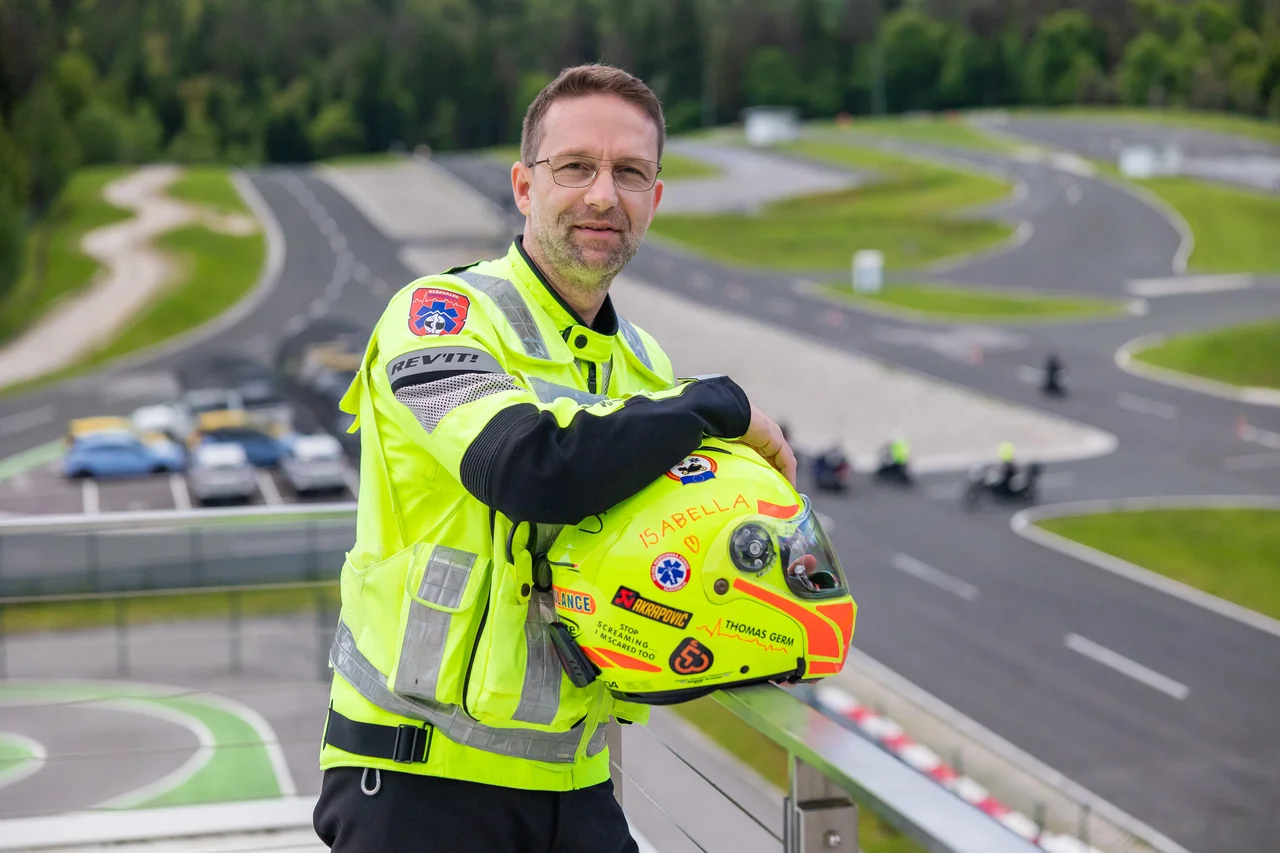 Thomas Germ že 30 let deluje v nujni medicinski pomoči kot reševalec motorist in kot reševalec v vozilu, bil je tudi reševalec v helikopterju. FOTO: Črt Piksi