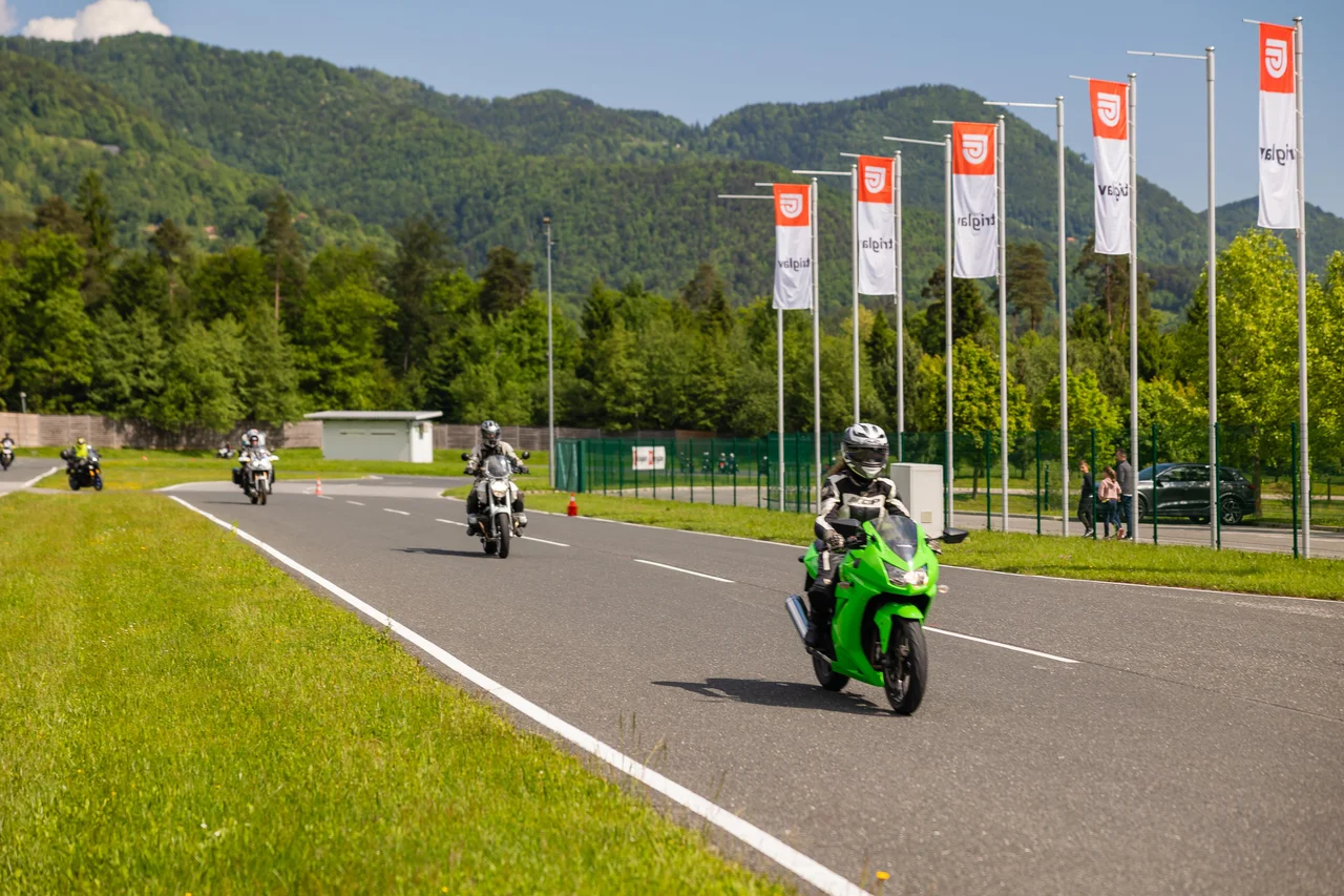 Zavarovalnica Triglav je ob začetku motoristične sezone na poligonu Centra varne vožnje AMZS Vransko pripravila delavnico Motoristi za motoriste. FOTO: Črt Piksi