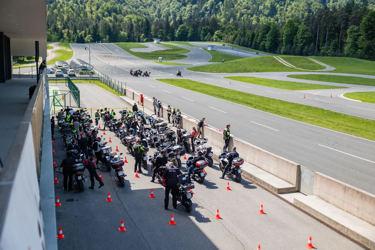 Več kot 200 motoristov je na tradicionalni delavnici varne vožnje utrjevalo znanje in spretnosti na motorju. FOTO: Črt Piksi
