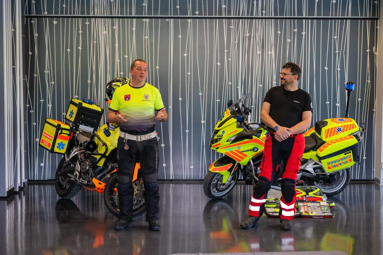 Motorista reševalca Boštjan Polenčič z reševalne postaje nujne medicinske pomoči Maribor in Andrej Kandido z reševalne postaje nujne medicinske pomoči Koper sta za udeležence pripravila kratek tečaj prve pomoči. FOTO: Črt Piksi
