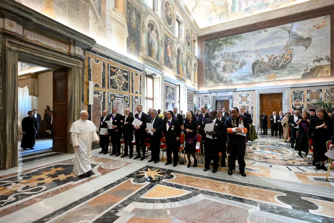 Prve malo bolj jasne načrte svojega papeštva je Robert Prevost razkril na pogovoru z diplomati, akreditiranimi pri Svetem sedežu. FOTO: Simone Risoluti/Reuters
