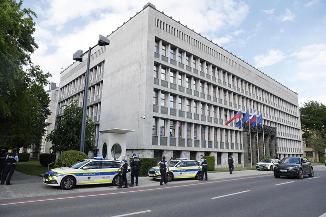 Poslanec SDS, Andrej Hoivik, je splezal na streho parlamenta in nagovoril mimoidoče. FOTO: Leon Vidic/Delo