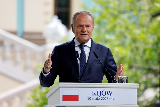 Premier Donald Tusk je preko družbenih omrežij razkril, da so bili njegova vladajoča stranka, liberalna Državljanska platforma (PO), ter njeni koalicijske zaveznici, Levica (Lewica) in Poljska ljudska stranka (PSL), pod obsežnim kibernetskim napadom. FOTO: Ludovic Marin/Reuters