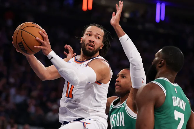 Jalen Brunson (levo) je k tokratni zmagi New Yorka nad Bostonom prispeval 23 točk. FOTO: Al Bello/AFP