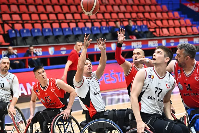 Slovenian basketball players in Tivoli measure on gold