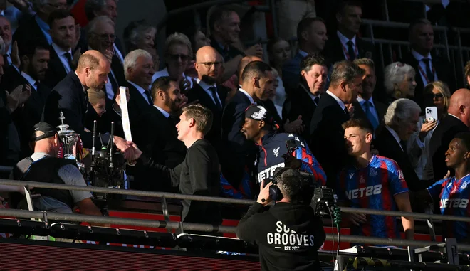 Pokal je nogometašem podelil princ William. FOTO: Glyn Kirk/AFP