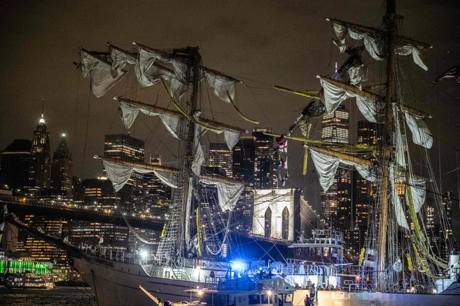 A sailboat of the Mexican military Navy collided with the Brooklyn Bridge, two dead