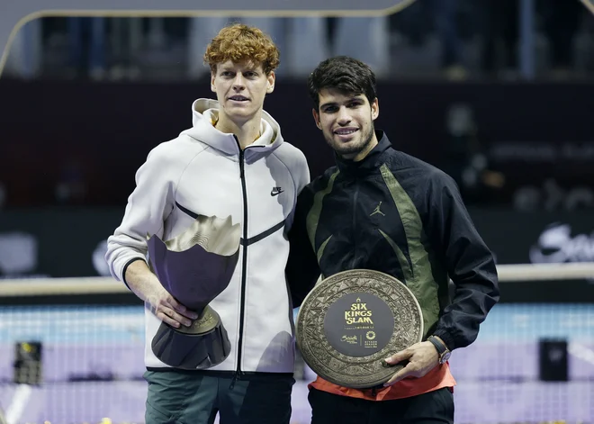 Jannik Sinner in Carlos Alcaraz na ekshibicijskem turnirju v Rijadu oktobra lani. FOTO: Hamad I Mohammed/Reuters