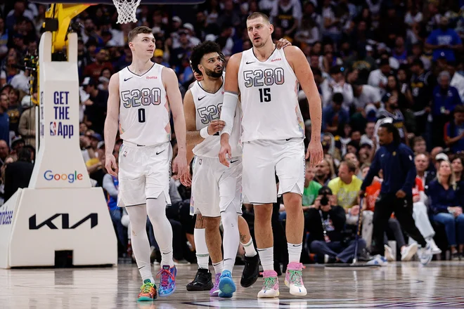 Nikola Jokić bo s soigralci (na fotografiji Christian Braun in Jamal Murray) poskušal utišati glasno dvorano v Oklahomi. FOTO: Isaiah J. Downing/Reuters