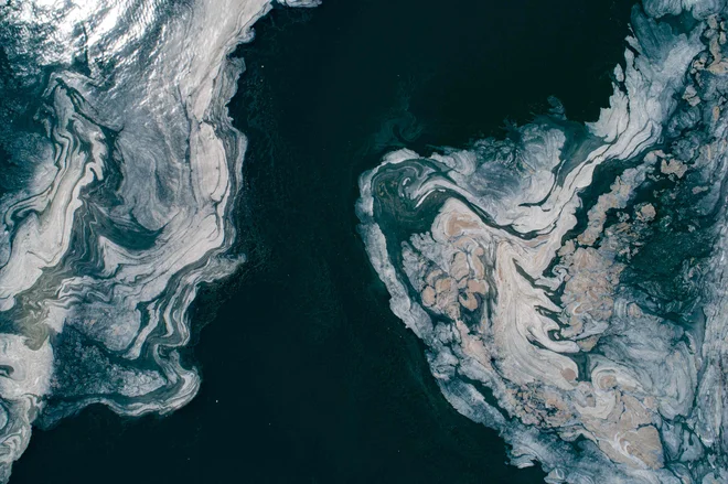 Odprto morje – več kot 60 odstotkov oceanov – je edini prostor, ki ga ne ureja mednarodno pravo. Zaradi pomanjkanja nadzora in skupnih pravil se dogajajo prave družbeno-okoljske katastrofe. FOTO: Yasin Akgul/AFP