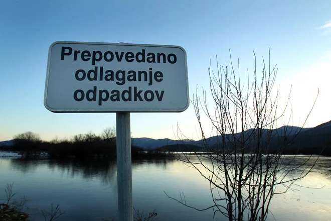 Oceani so polni plastike, zemlja je izčrpana, polna pesticidov, zrak je onesnažen, da zaradi pljučnih bolezni umre že več ljudi kot zaradi kajenja. FOTO: Eržen Jure/Delo