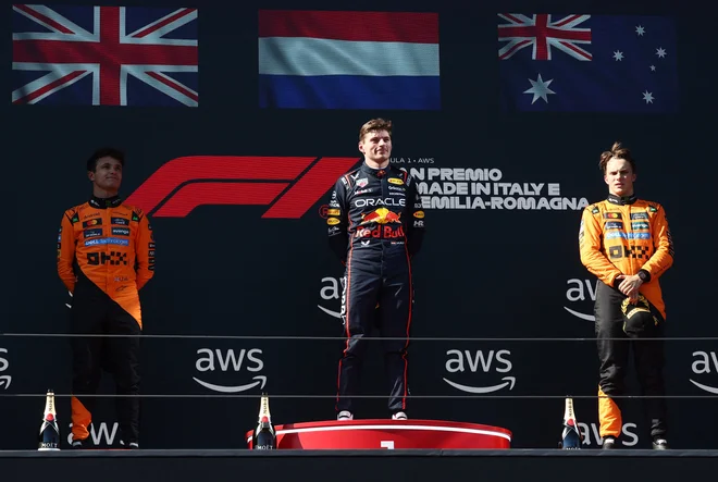 Maxu Verstappnu sta družbo na zmagovalnem odru delala McLarnova dirkača Lando Norris (levo) in Oscar Piastri (desno). FOTO: Jakub Porzycki/Reuters